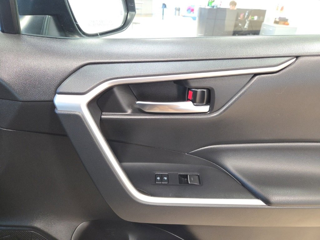 Used 2022 Toyota RAV4 XLE Premium image 19