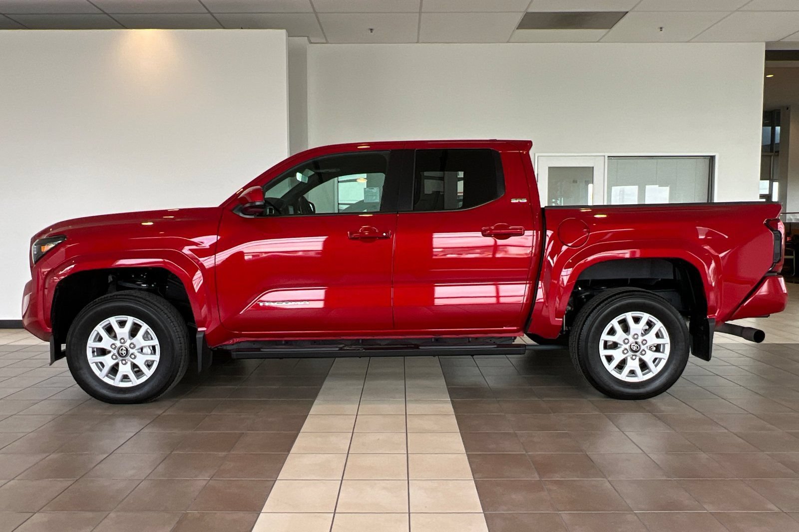 Certified 2025 Toyota Tacoma SR5 AWD/4WD image 7