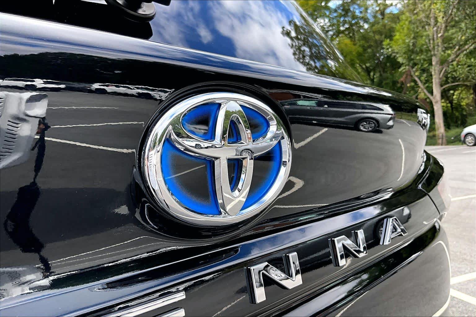 Certified 2025 Toyota Sienna Limited FWD image 31