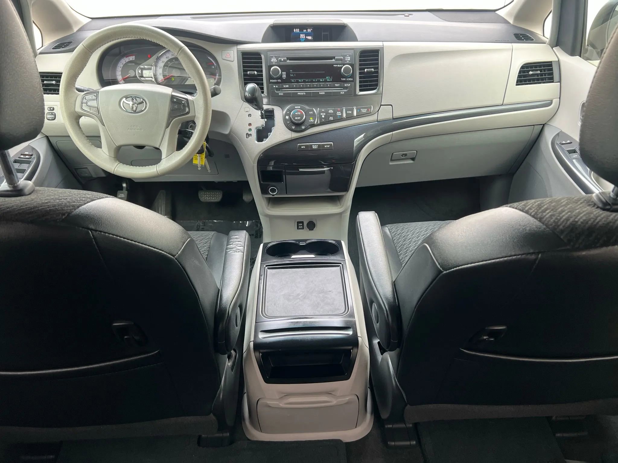 Used 2014 Toyota Sienna SE image 11