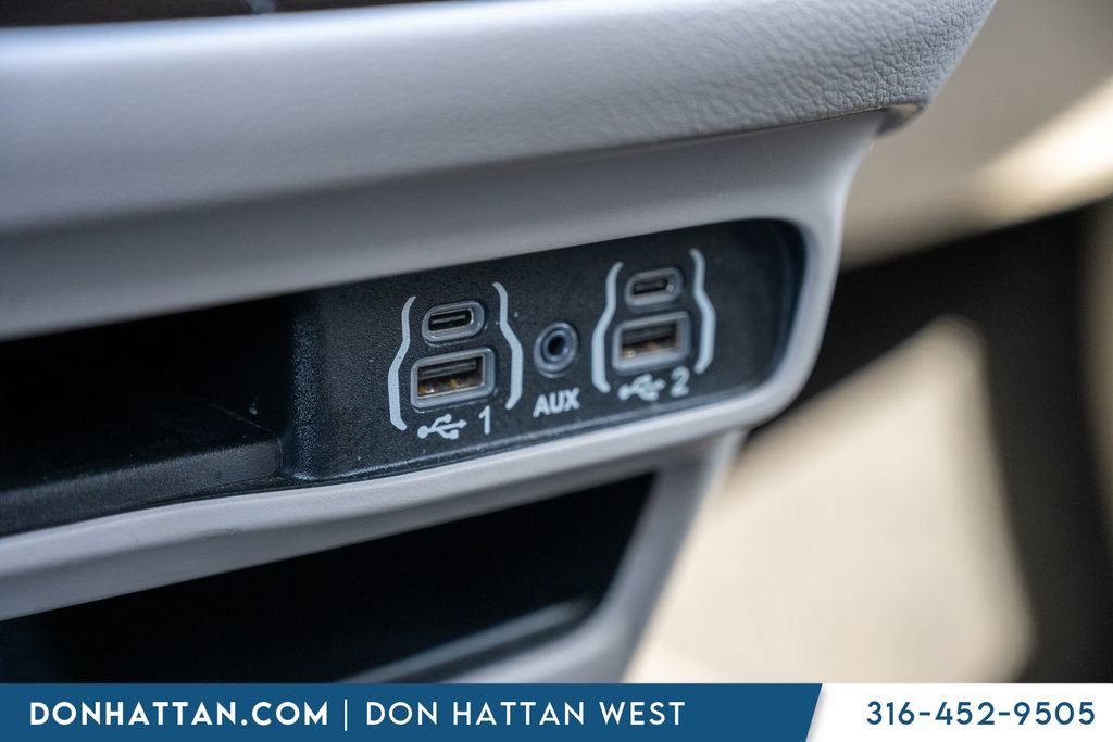 Used 2023 Chrysler Pacifica Touring-L image 12