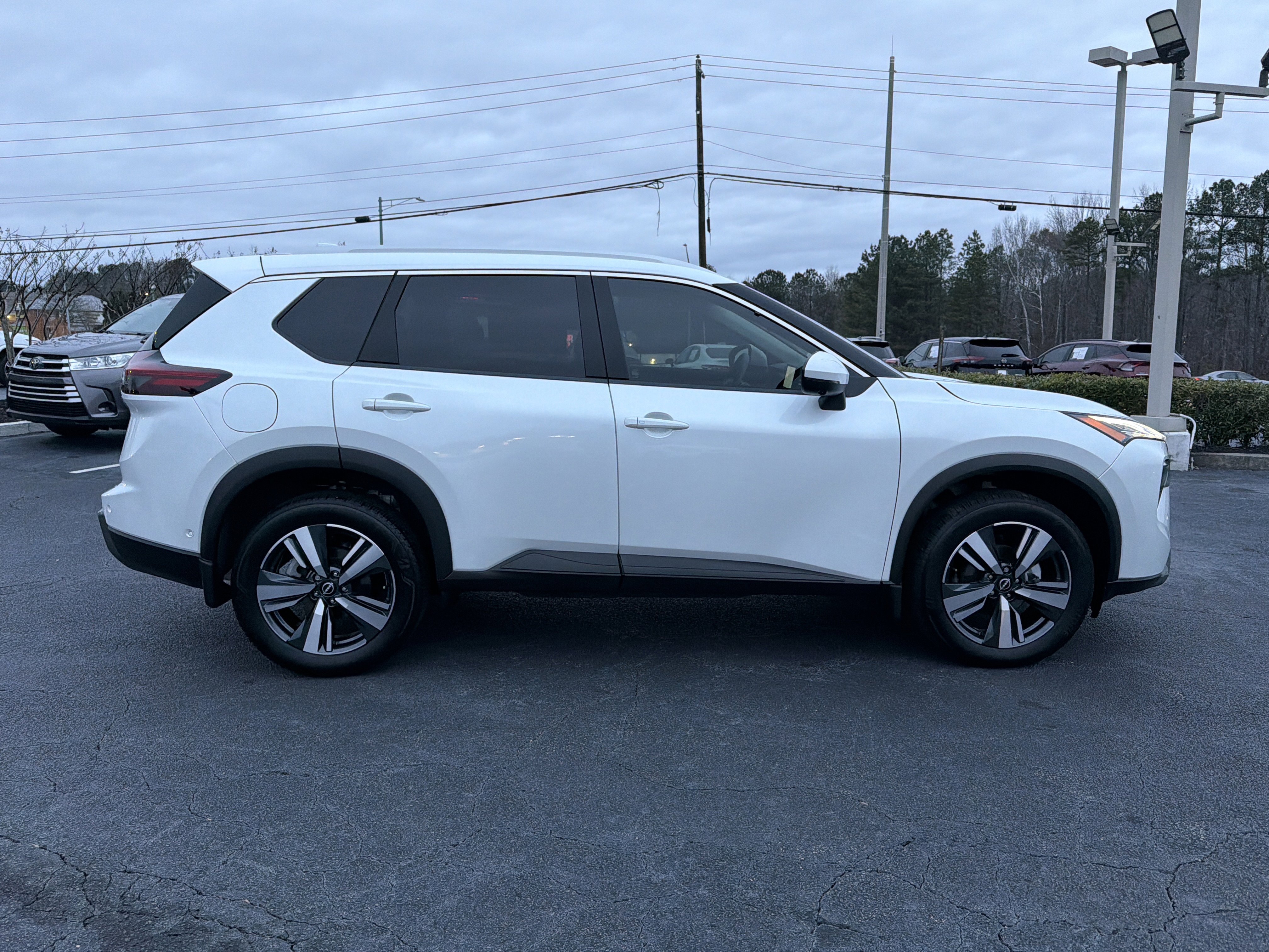 Used 2025 Nissan Rogue SL image 8