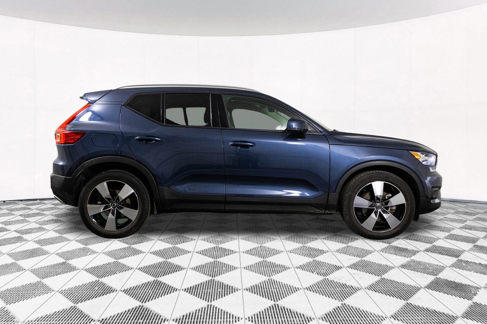 Used 2021 Volvo XC40 T5 Momentum w/ Protection Package Premier image 16