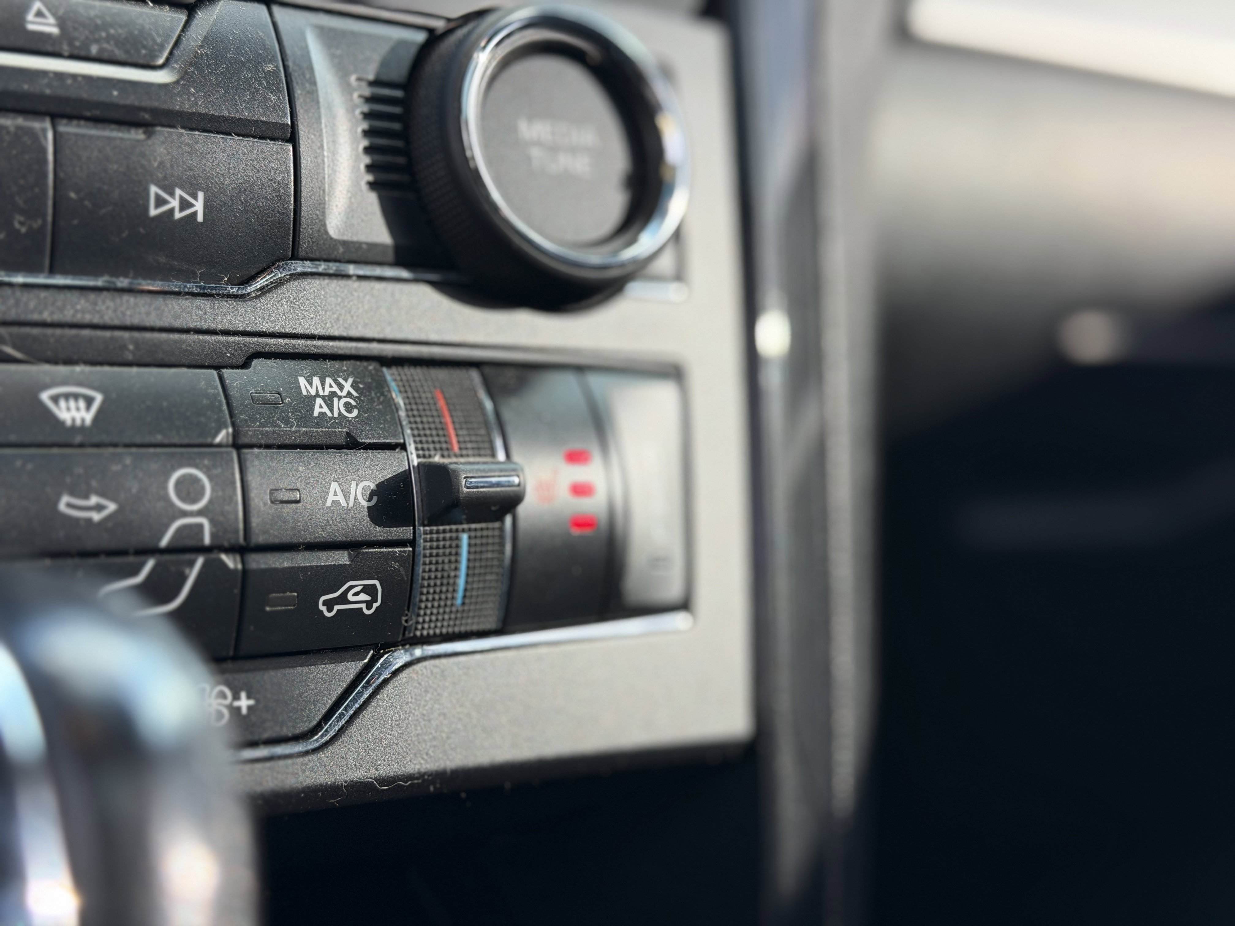 Used 2017 Ford Explorer XLT w/ Equipment Group 202A image 4