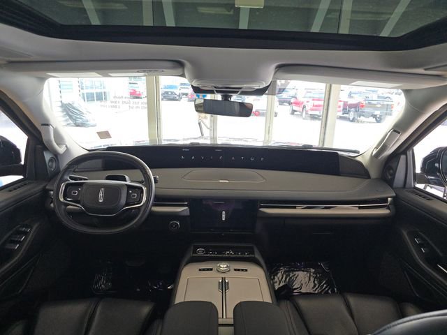 Used 2025 Lincoln Navigator Reserve image 15
