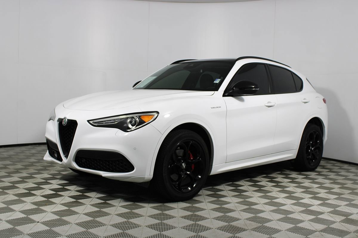 Used 2023 Alfa Romeo Stelvio Veloce image 3