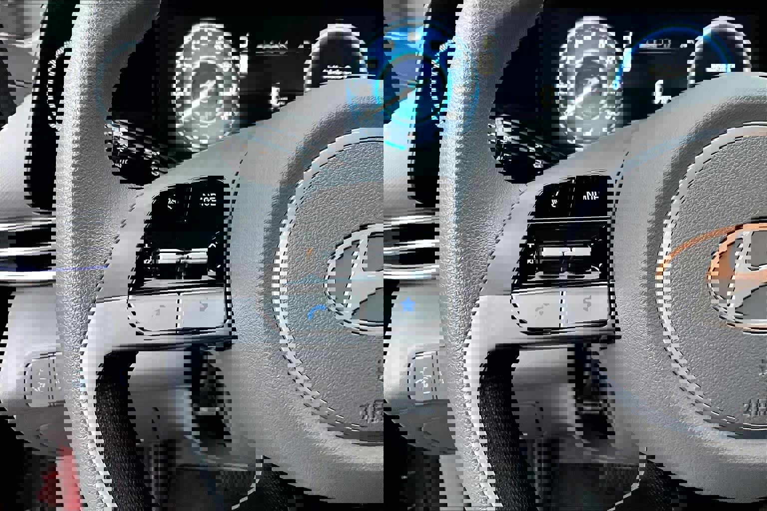 Used 2024 Hyundai Elantra Blue image 22