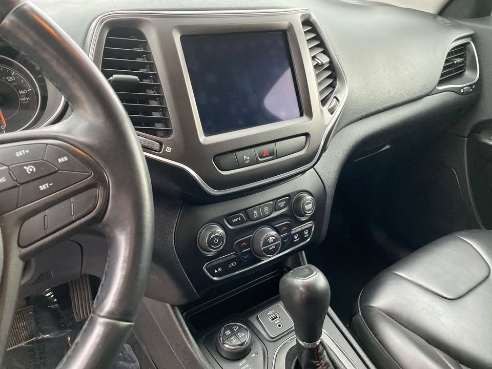 Used 2019 Jeep Cherokee Trailhawk w/ Cold Weather Group AWD/4WD image 10