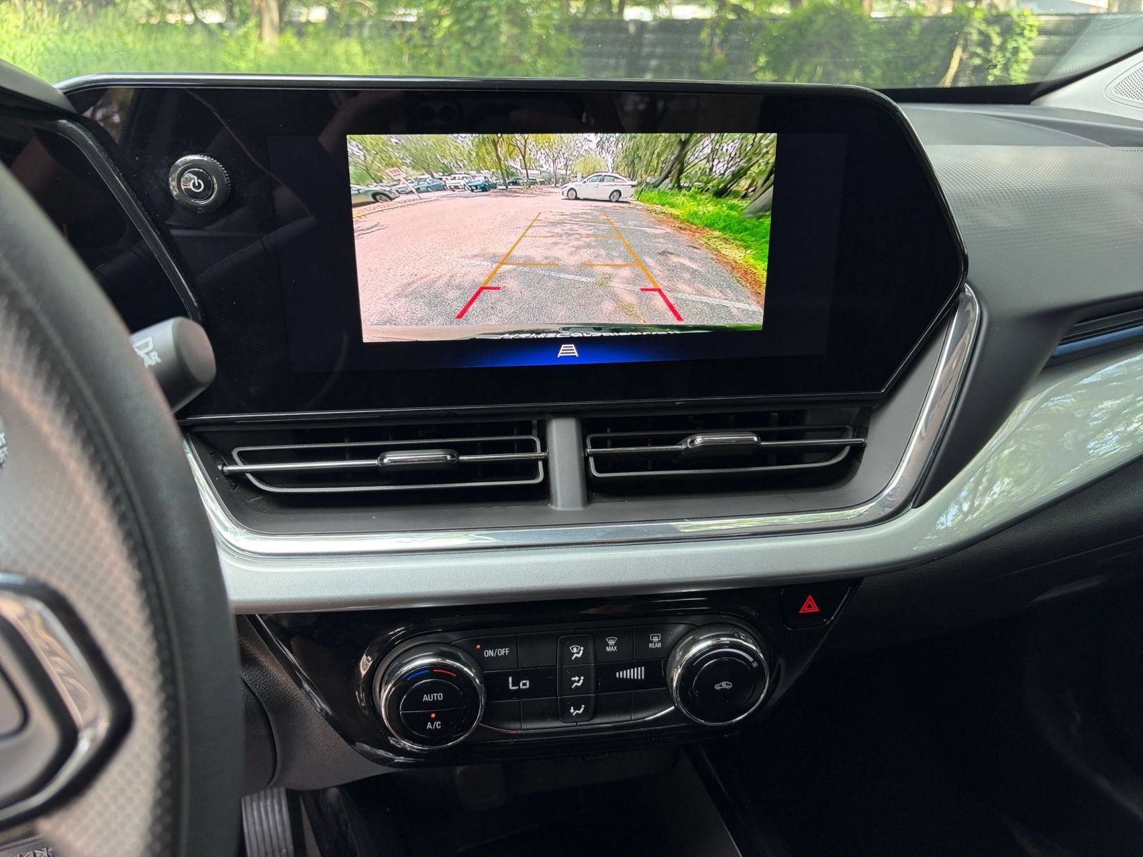 Used 2025 Chevrolet Trax LT FWD image 17