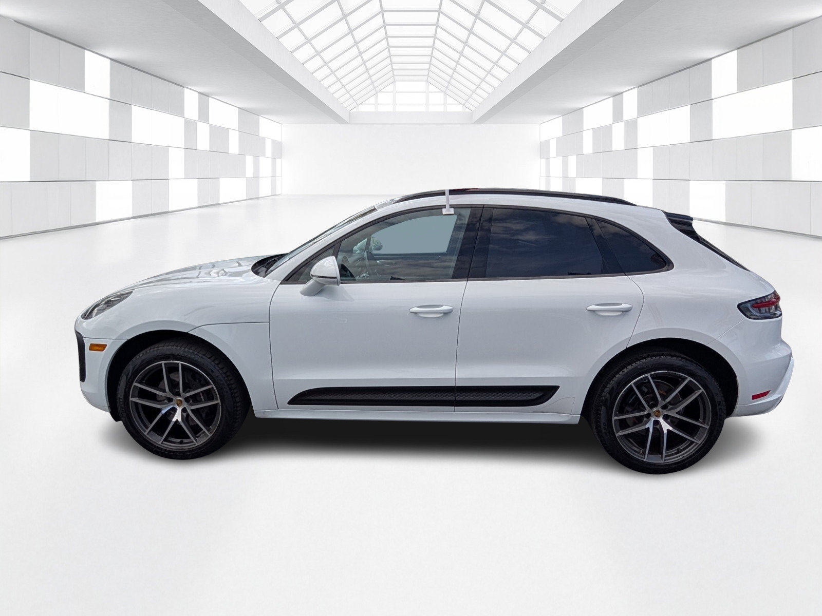 Used 2023 Porsche Macan Turbo image 4