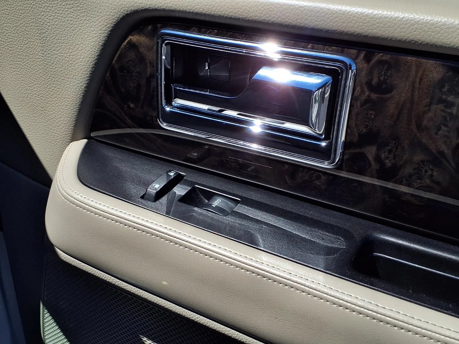 Used 2015 Lincoln Navigator 2WD image 20