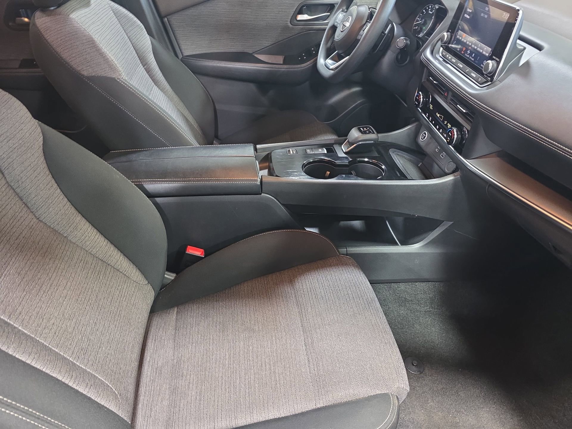 Used 2023 Nissan Rogue SV FWD image 10