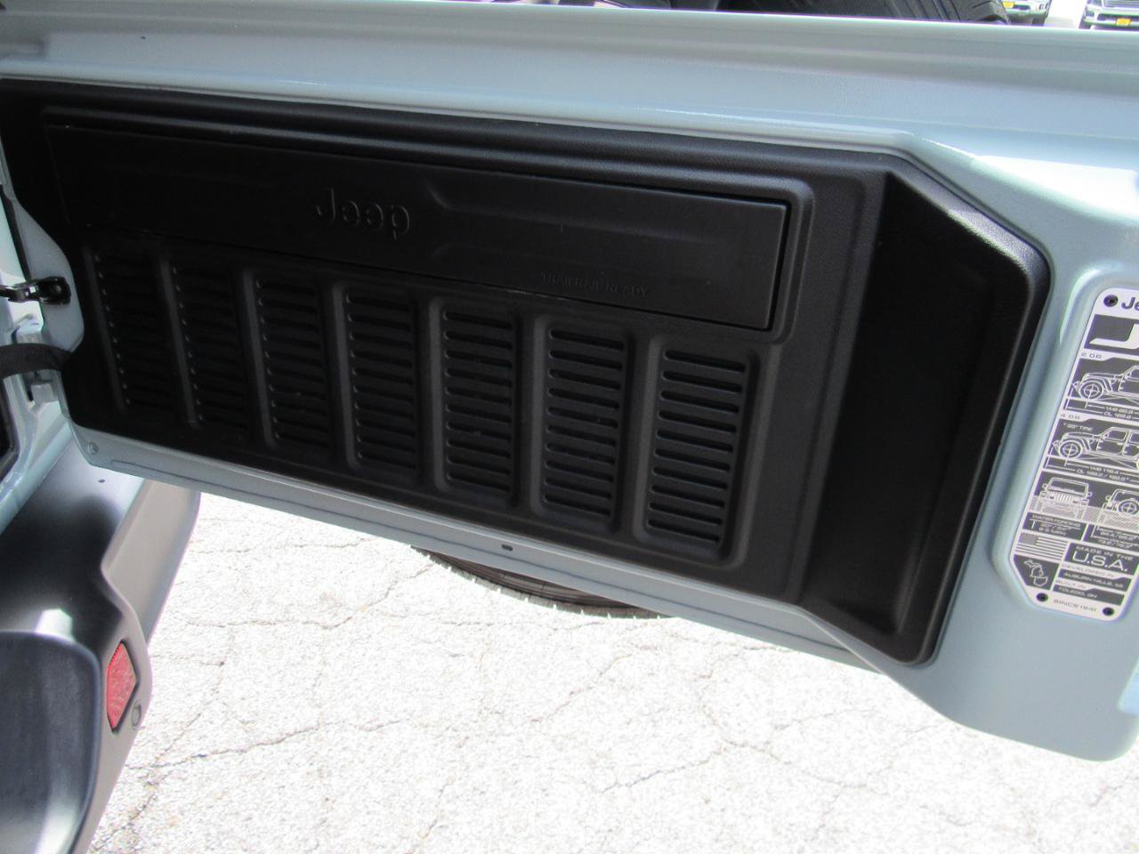 Used 2024 Jeep Wrangler Unlimited Sahara w/ Technology Group AWD/4WD image 39