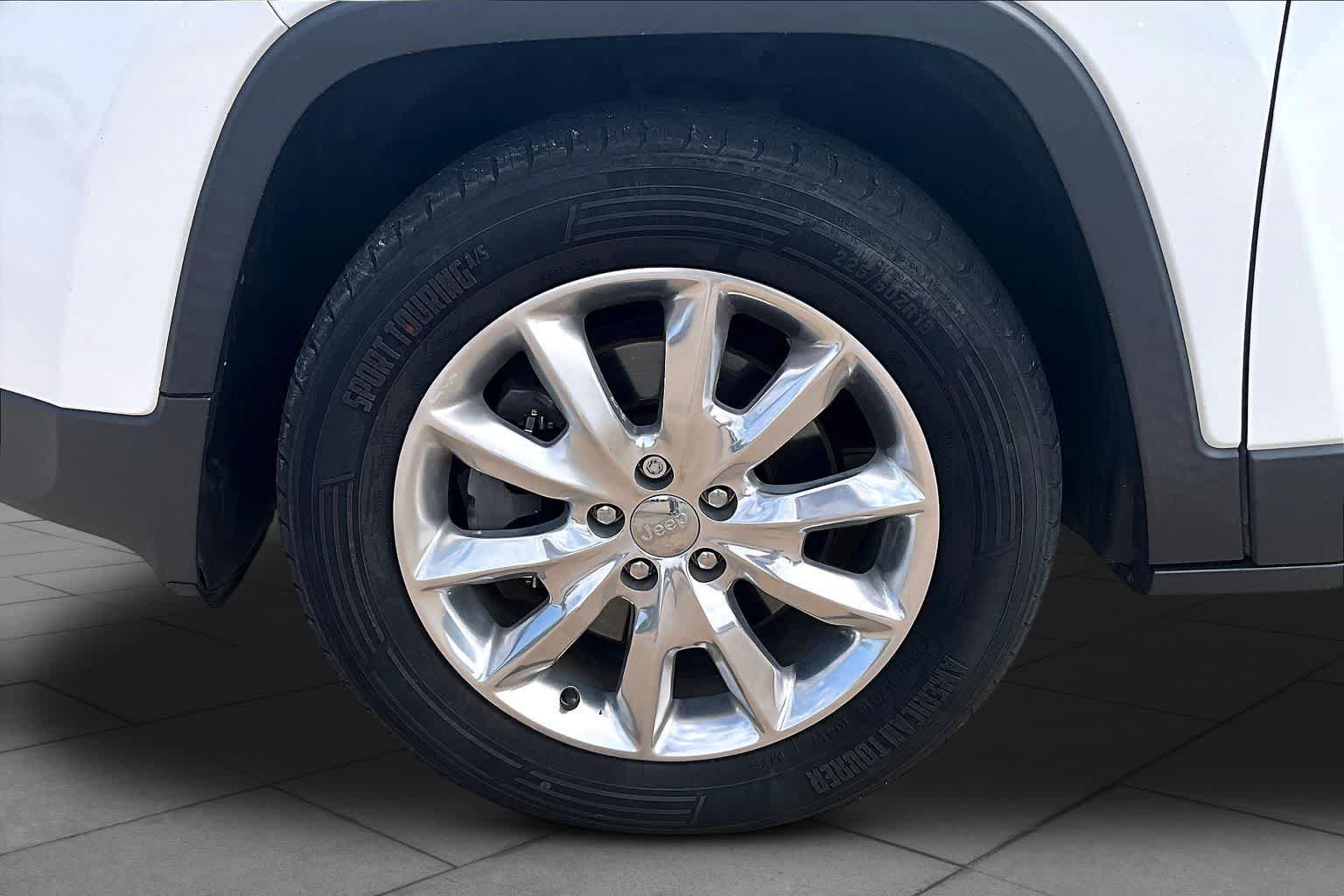 Used 2017 Jeep Cherokee Limited AWD/4WD image 12