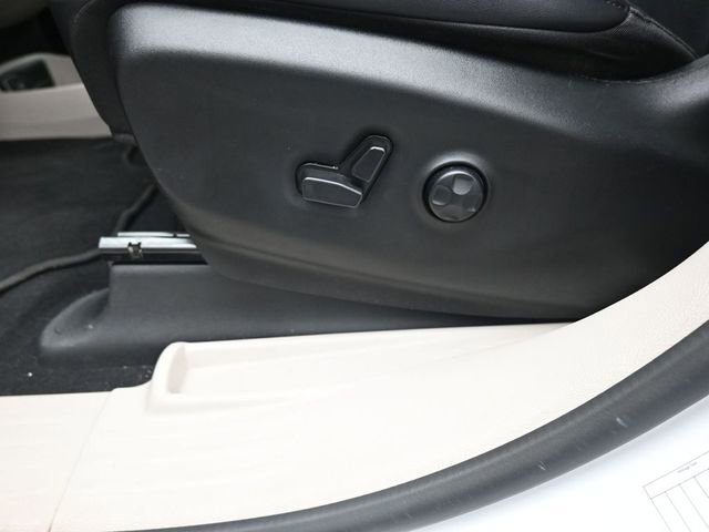 Used 2024 Chrysler Pacifica Touring-L image 19