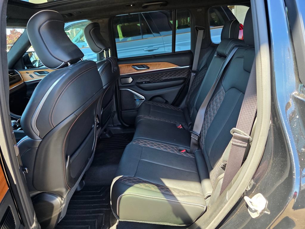 Used 2022 Jeep Grand Cherokee Summit AWD/4WD image 11