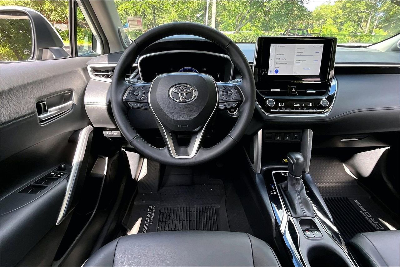 Used 2023 Toyota Corolla Cross XLE w/ Convenience Package FWD image 8