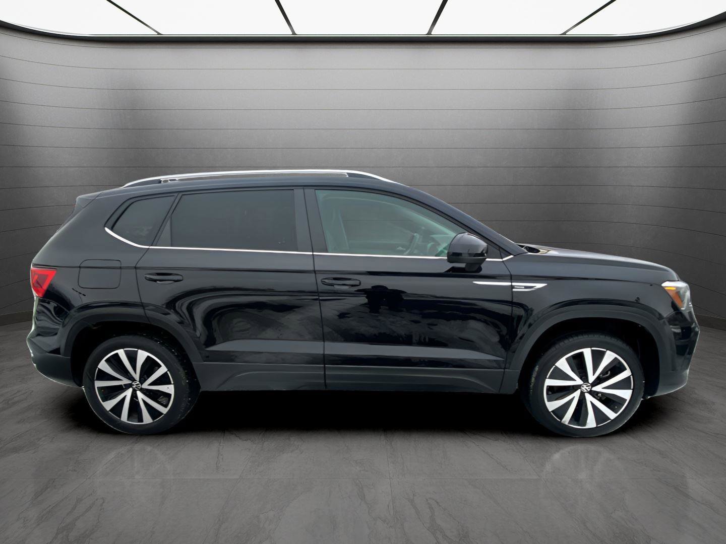 Used 2024 Volkswagen Taos SE image 6