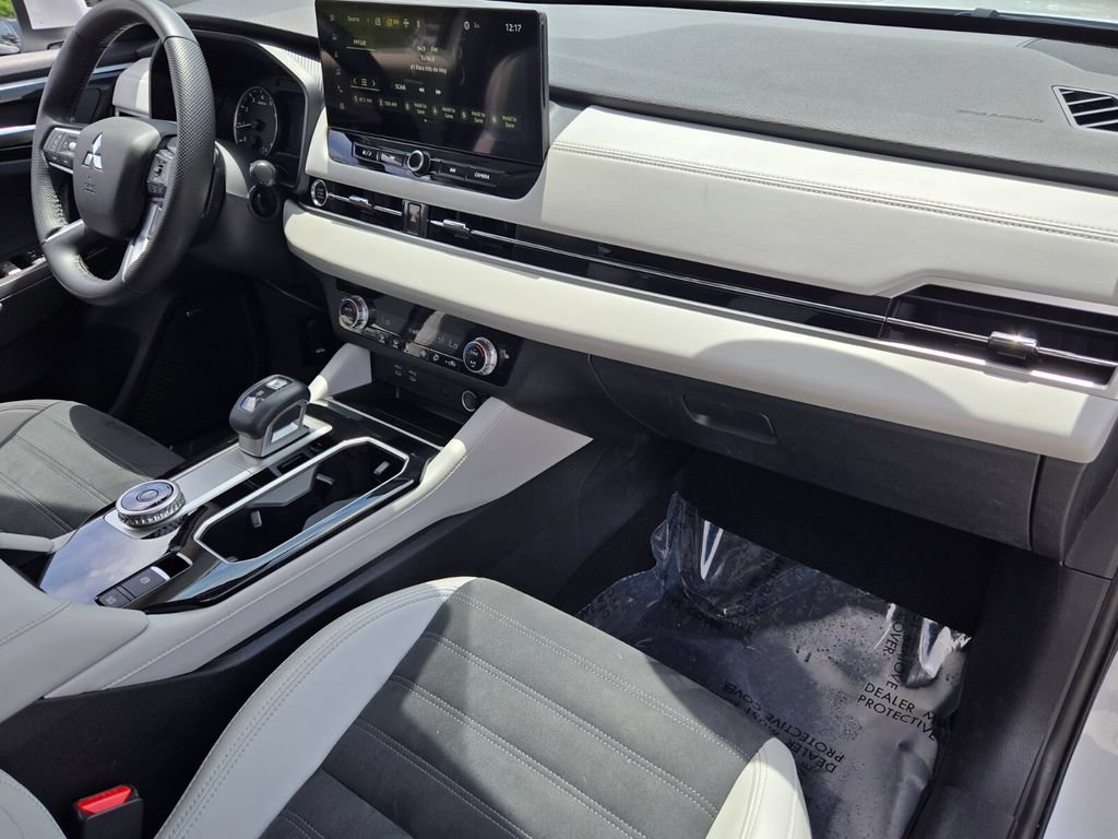 Used 2025 Mitsubishi Outlander SE FWD image 18