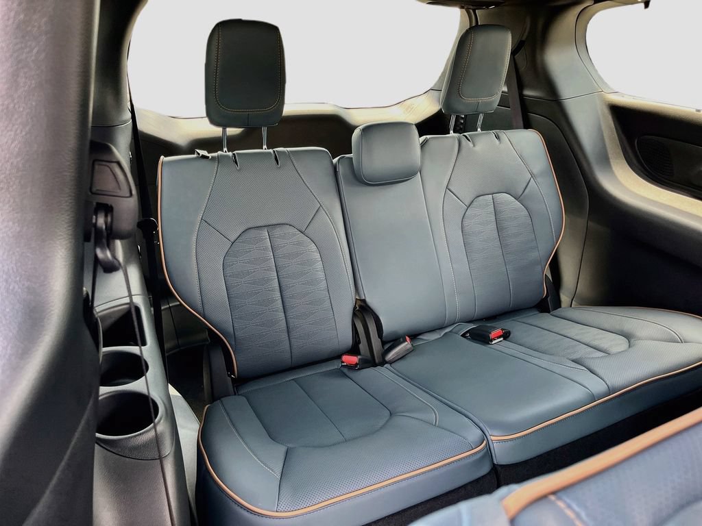 New 2027 Chrysler Pacifica Pinnacle w/ Theater Group FWD image 27