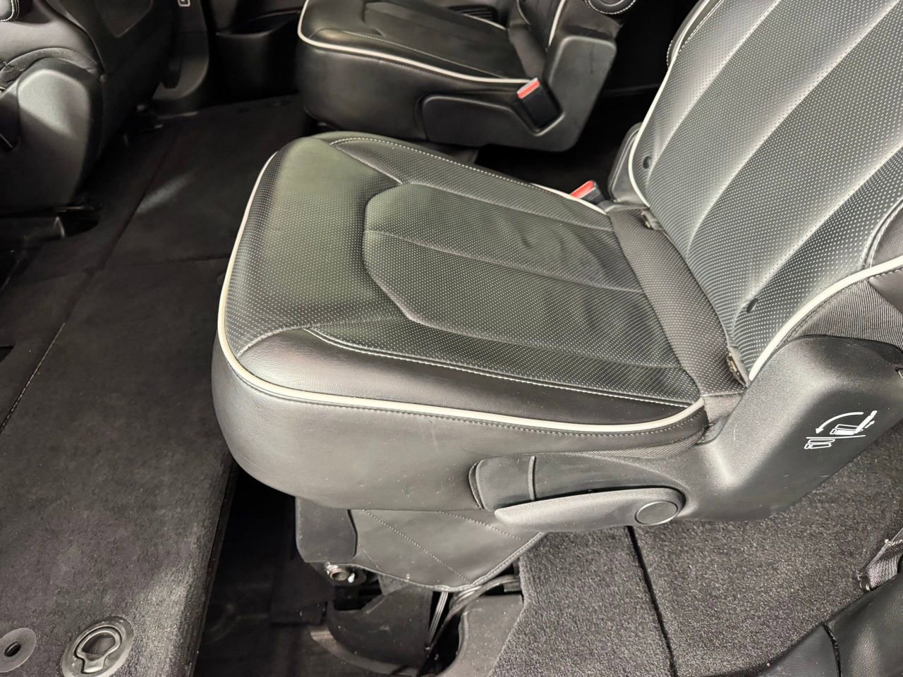 Used 2025 Chrysler Pacifica Limited image 27