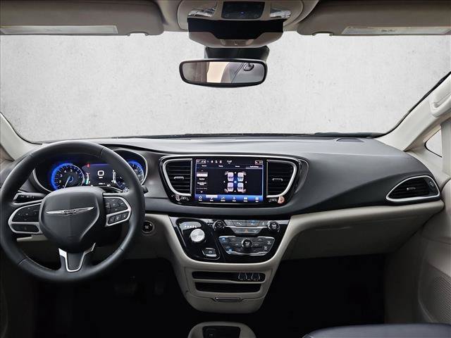 Used 2024 Chrysler Pacifica Touring-L FWD image 16