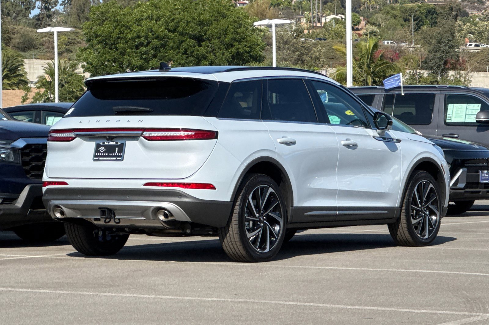 New 2025 Lincoln Corsair Reserve w/ Equipment Group 202A image 3