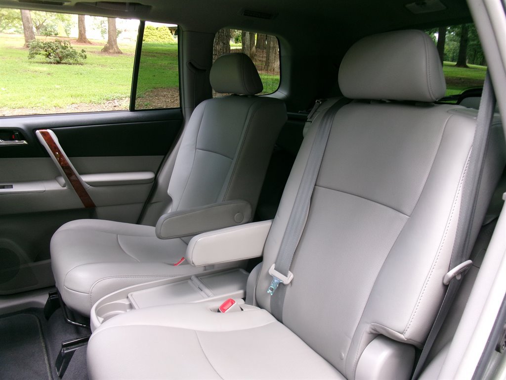 Used 2012 Toyota Highlander Limited w/ Tow Pkg FWD image 33