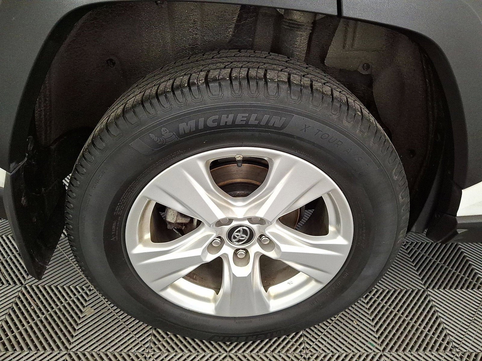 Certified 2019 Toyota RAV4 XLE w/ Carpet Mat Package AWD/4WD image 19