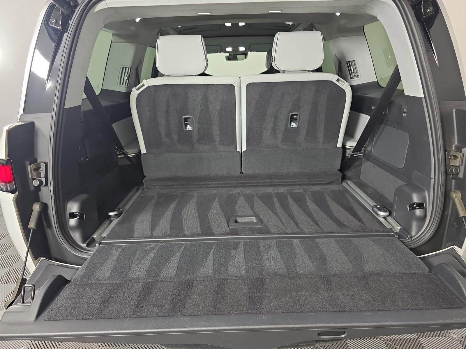 Used 2023 Rivian R1S Adventure image 15