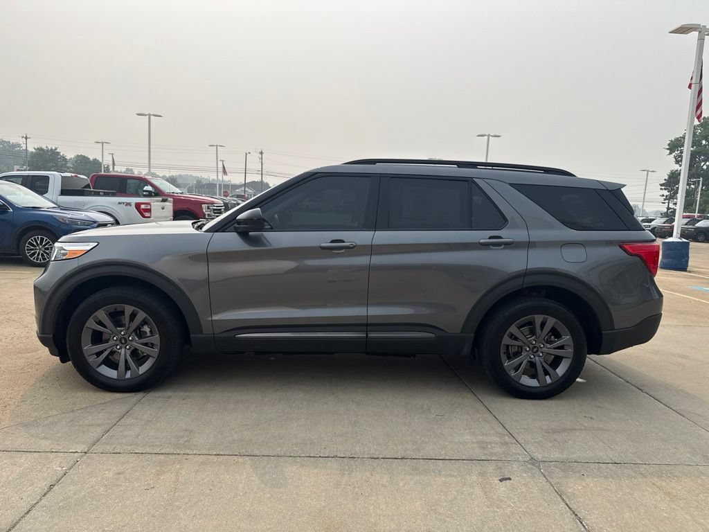 Used 2022 Ford Explorer XLT w/ Equipment Group 202A AWD/4WD image 3