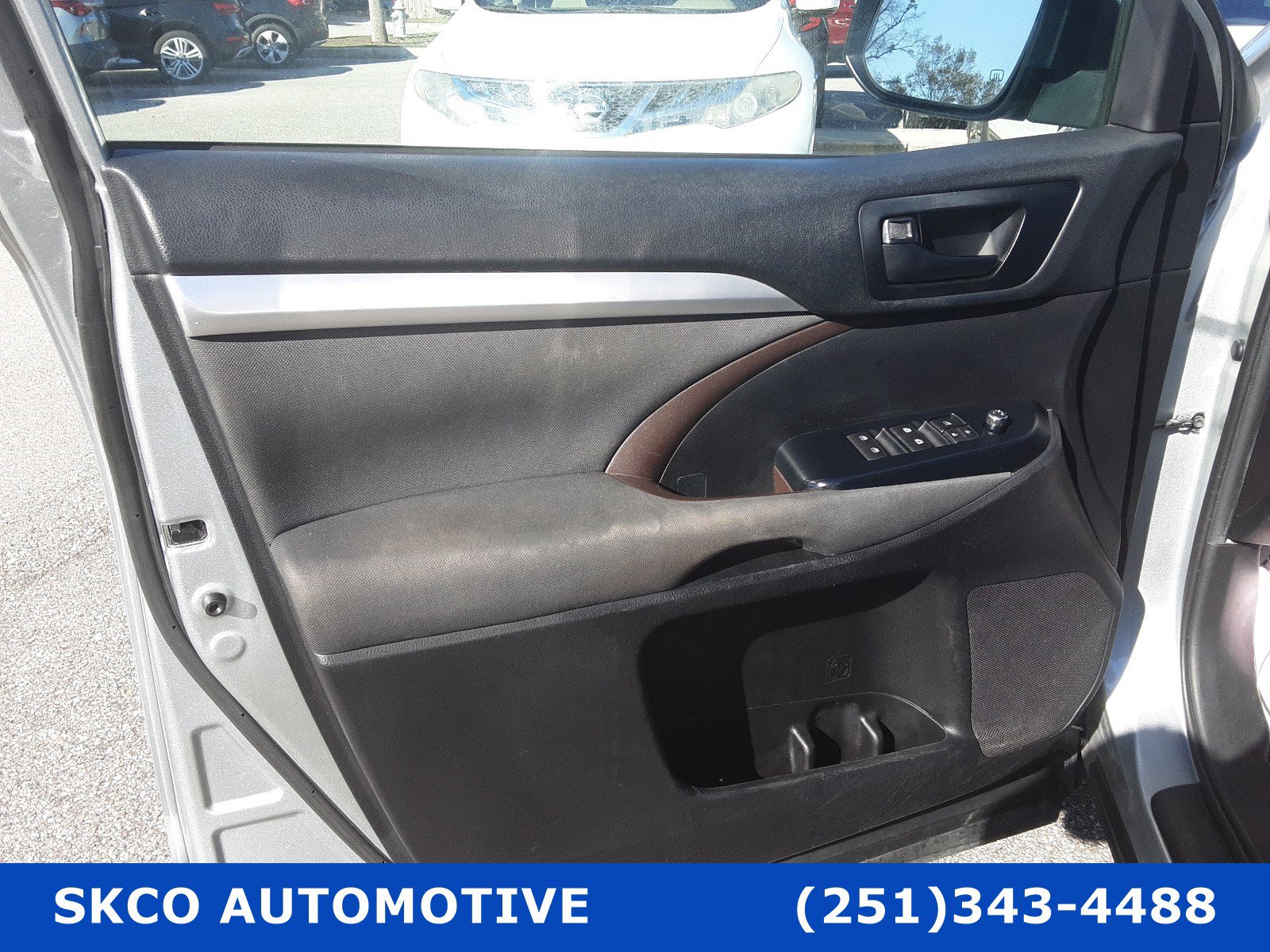 Used 2019 Toyota Highlander LE FWD image 12