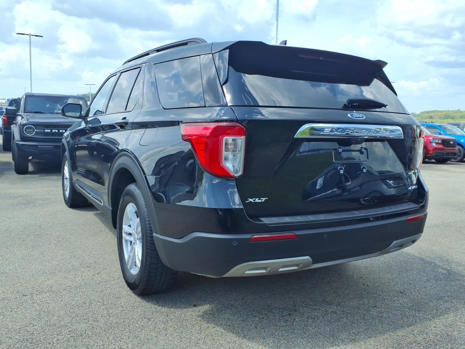 Used 2021 Ford Explorer XLT w/ Equipment Group 202A AWD/4WD image 4