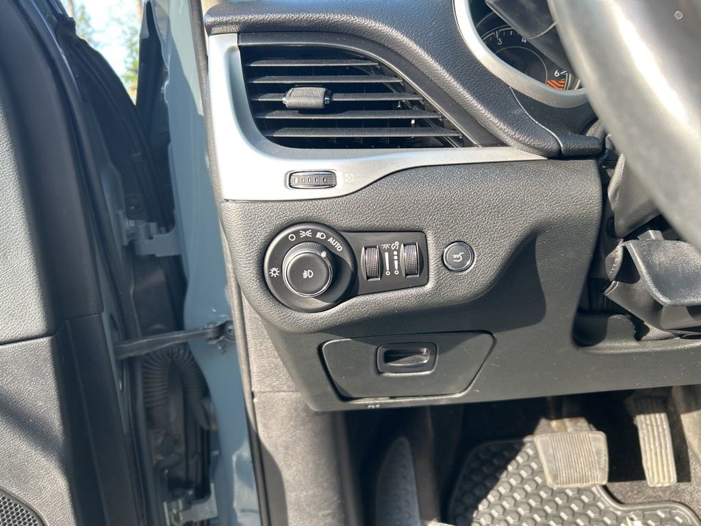 Used 2015 Jeep Cherokee Trailhawk w/ Comfort/Convenience Group image 27