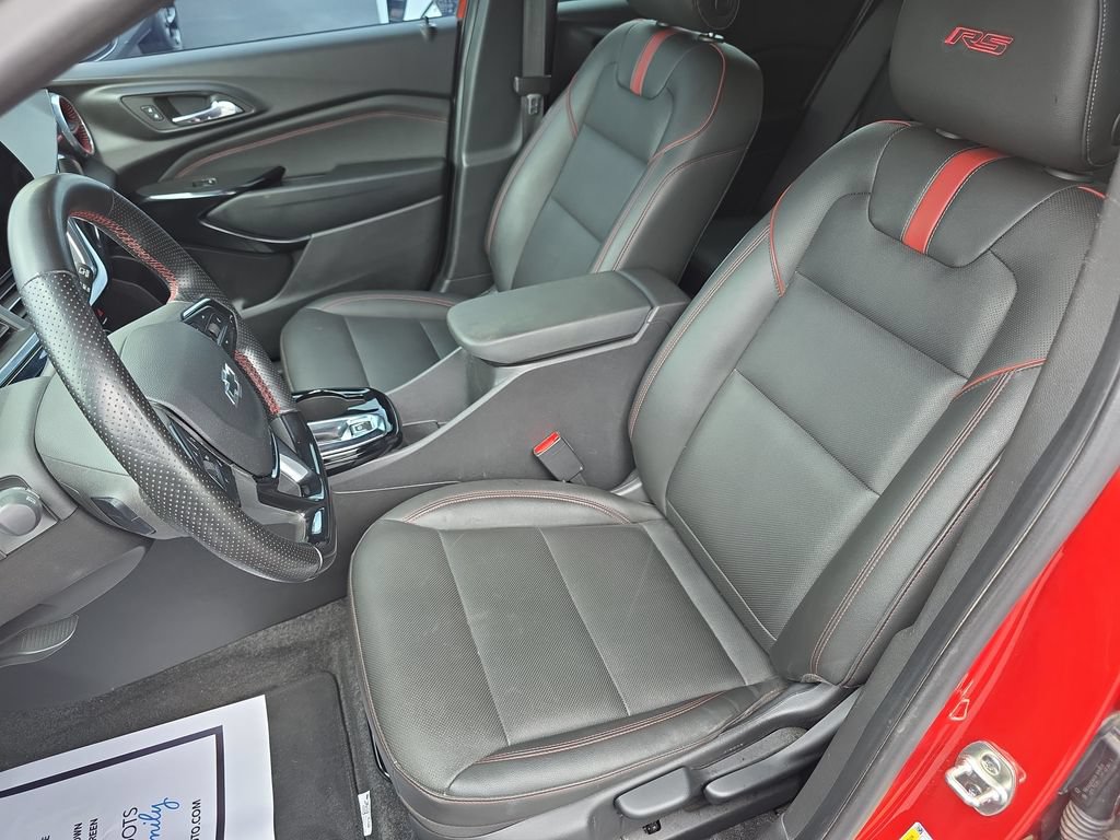 Used 2024 Chevrolet Trax RS w/ Sunroof Package FWD image 11