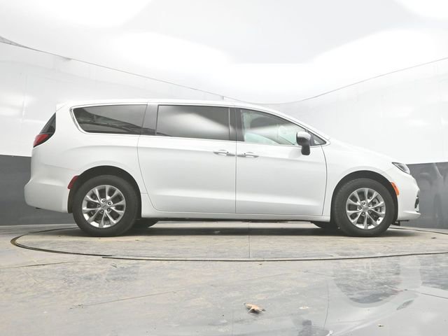 Used 2023 Chrysler Pacifica Touring-L image 34