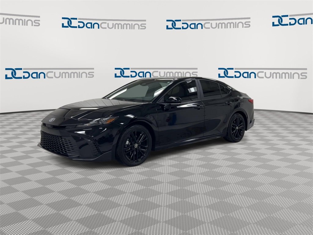 Used 2025 Toyota Camry SE image 4
