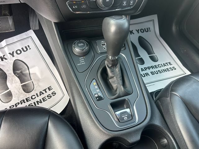 Used 2021 Jeep Cherokee Latitude Plus AWD/4WD image 26
