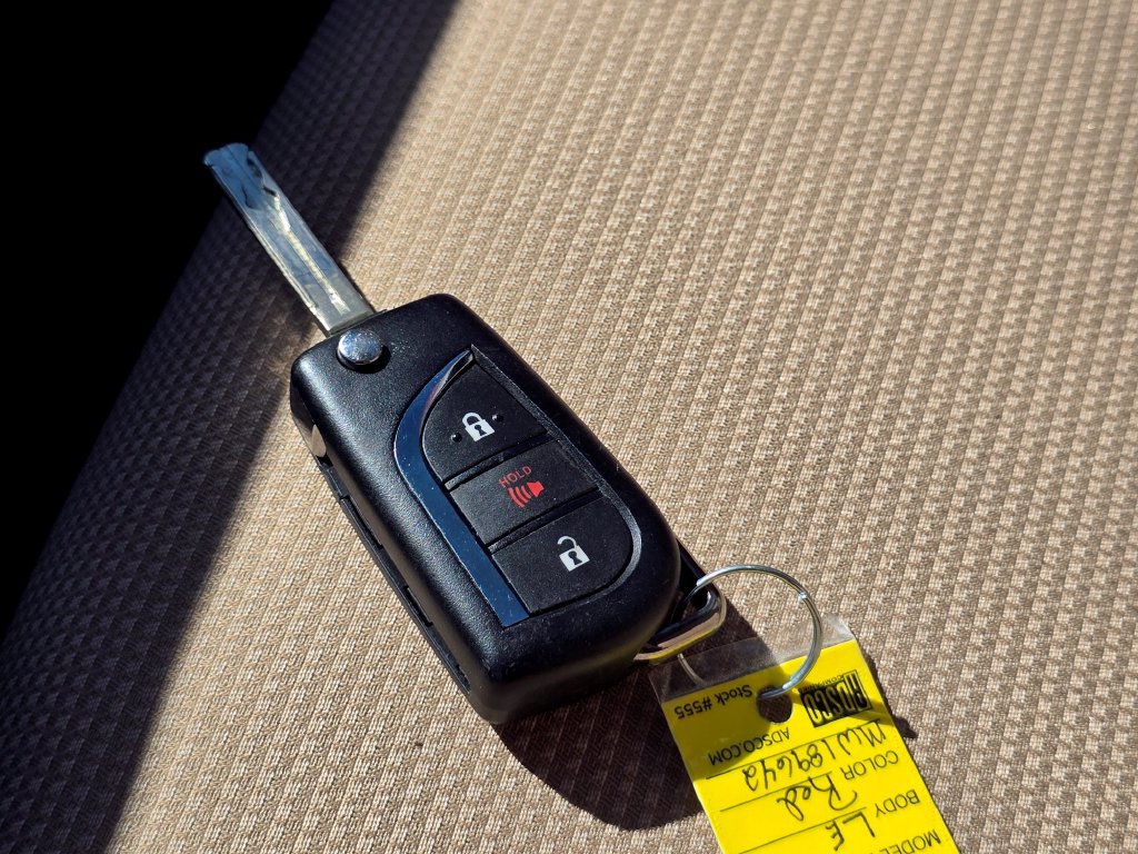 Used 2021 Toyota RAV4 LE AWD/4WD image 32