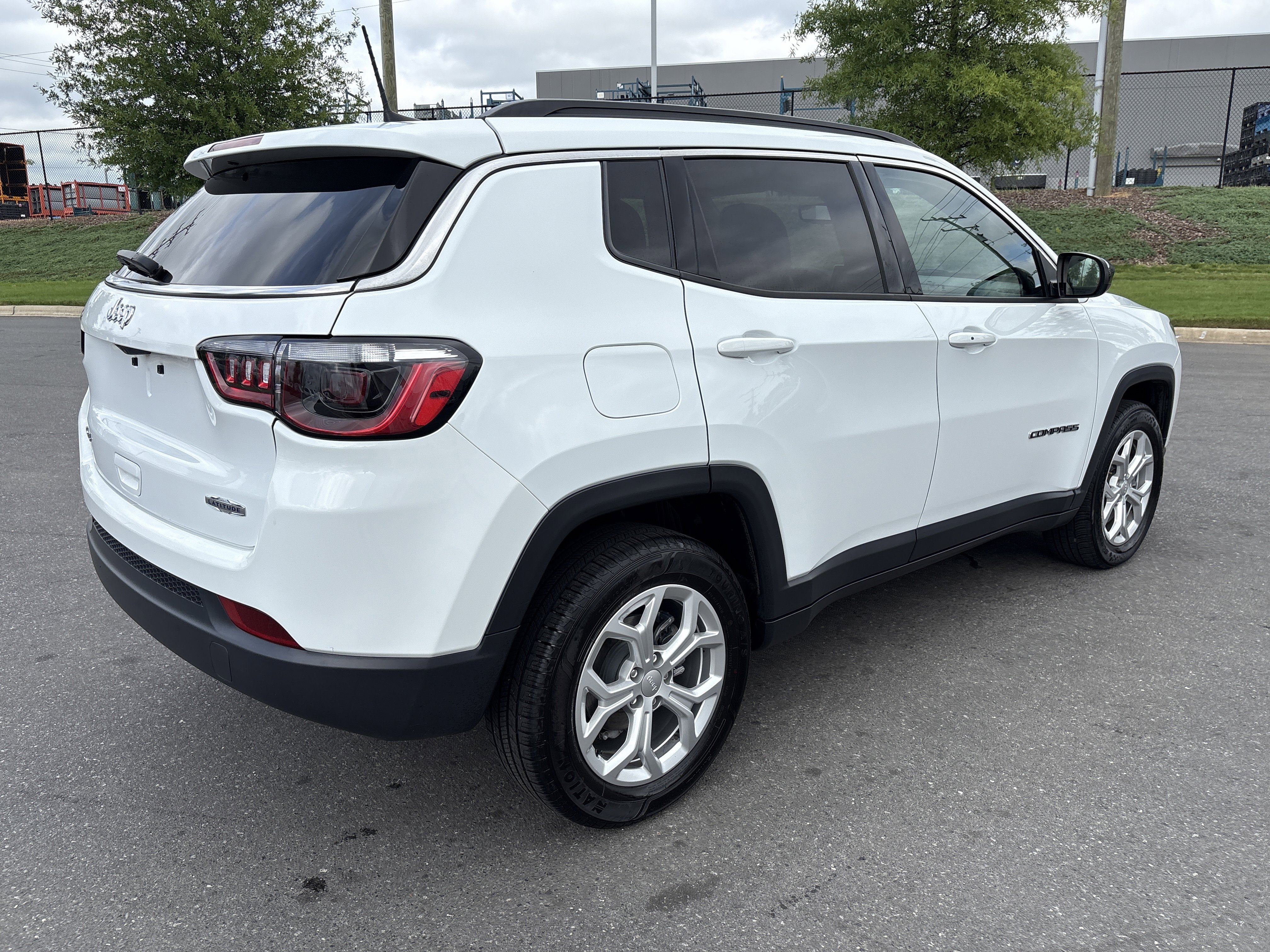 Used 2024 Jeep Compass Latitude AWD/4WD image 9