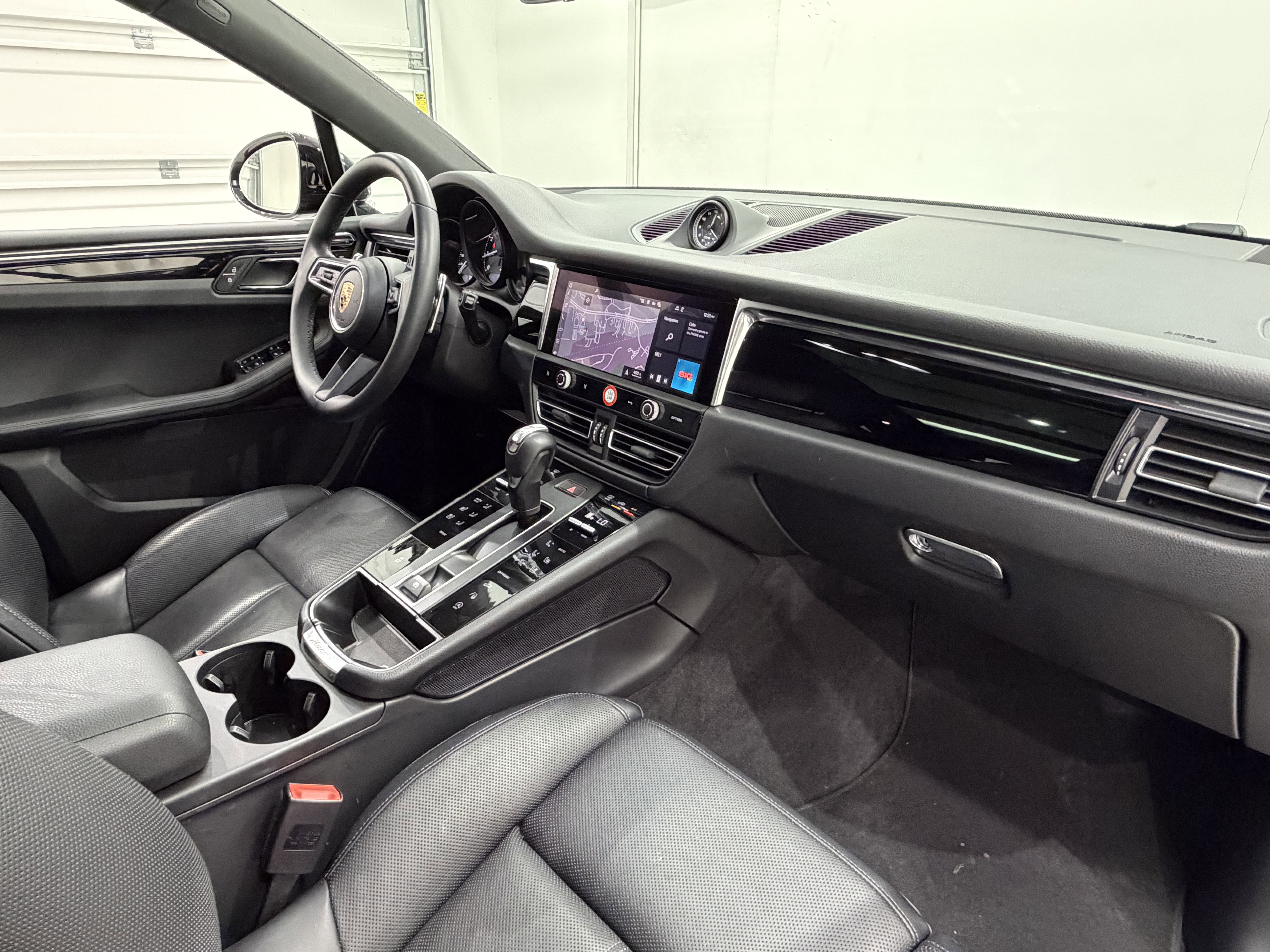 Certified 2025 Porsche Macan image 23