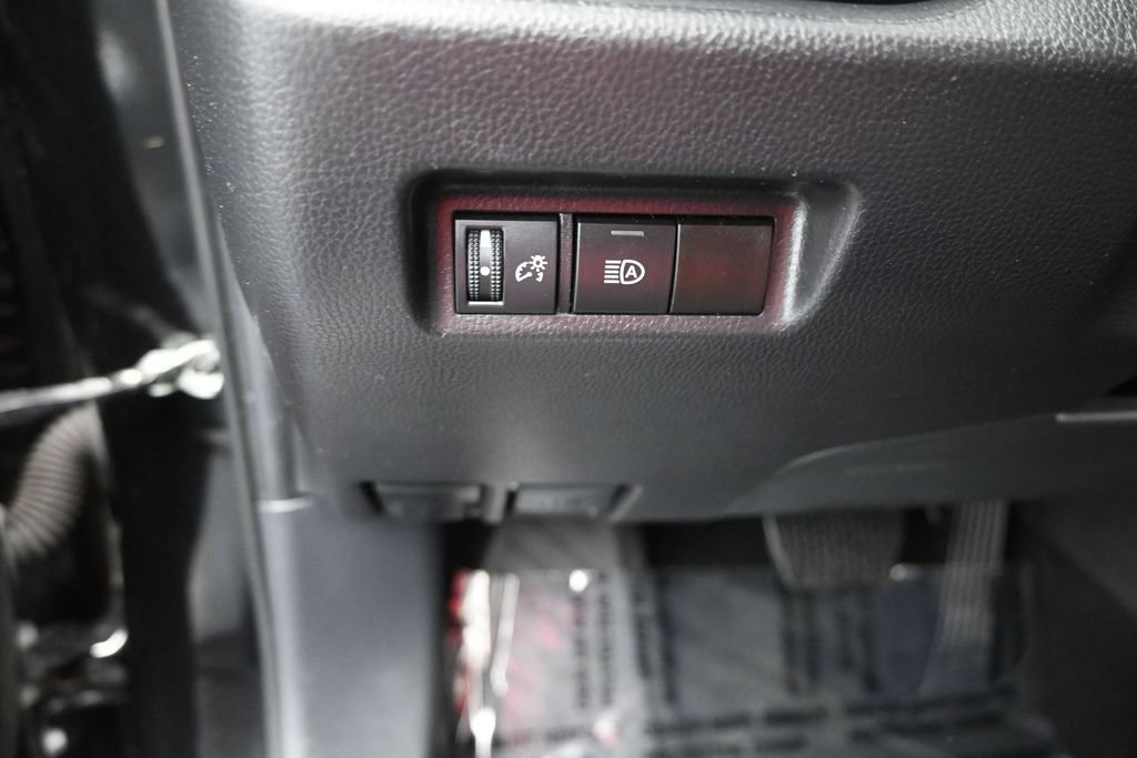 Used 2025 Toyota RAV4 XLE FWD image 21