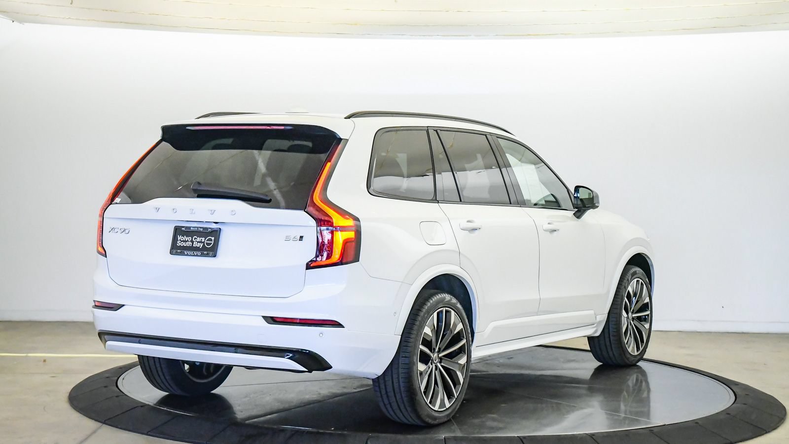 Certified 2026 Volvo XC90 B6 Ultra w/ Protection Package AWD/4WD image 5