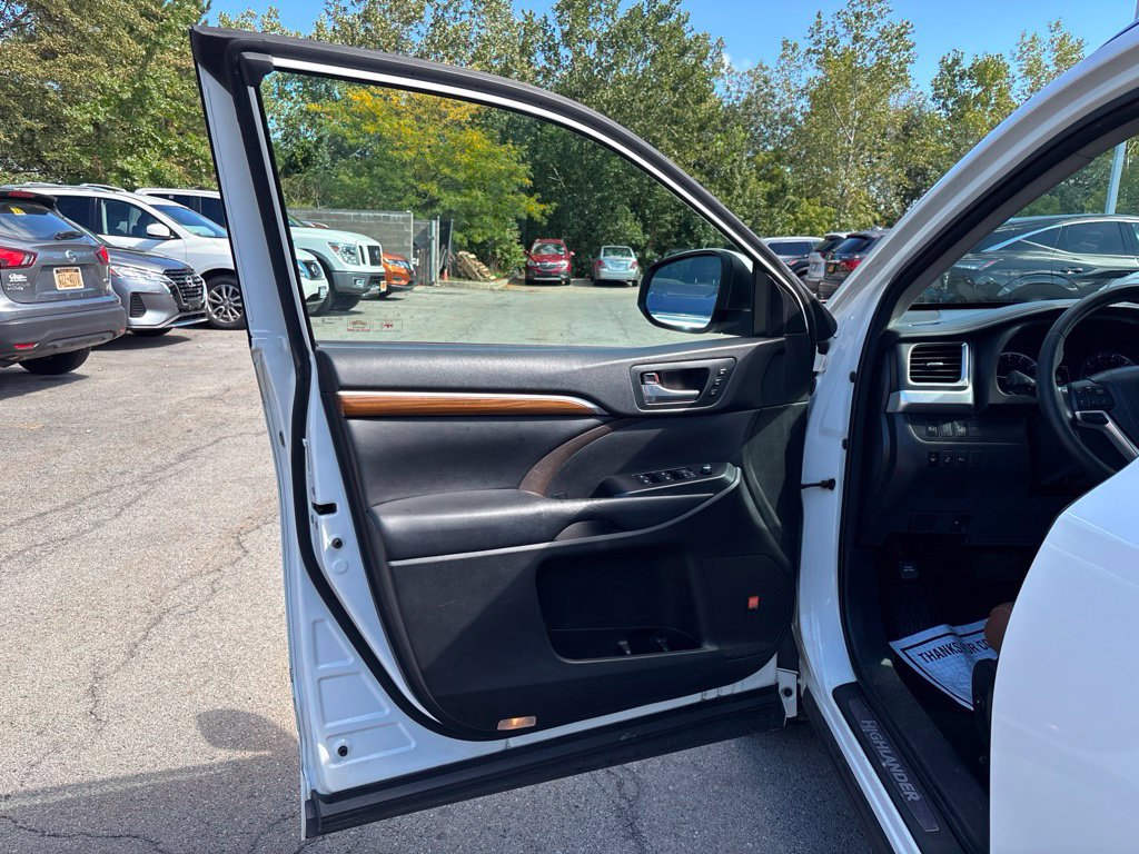 Used 2018 Toyota Highlander Limited Platinum AWD/4WD image 19