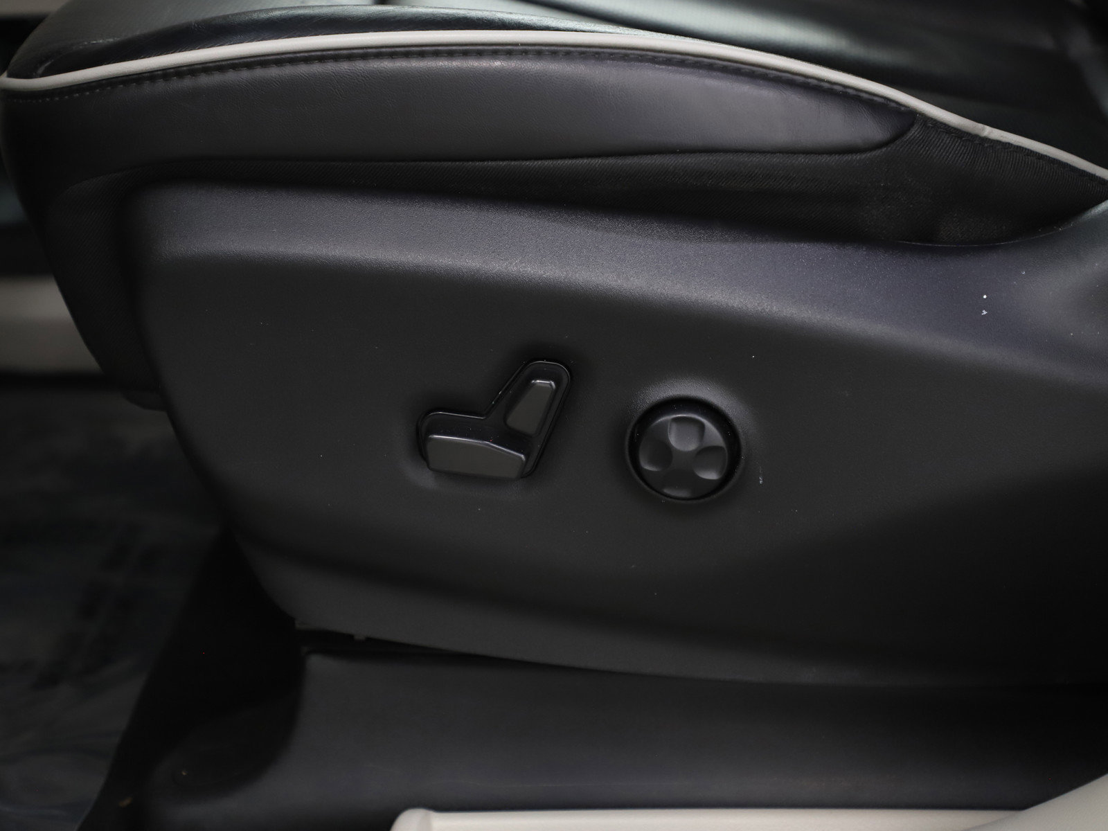 Used 2023 Chrysler Pacifica Limited image 30