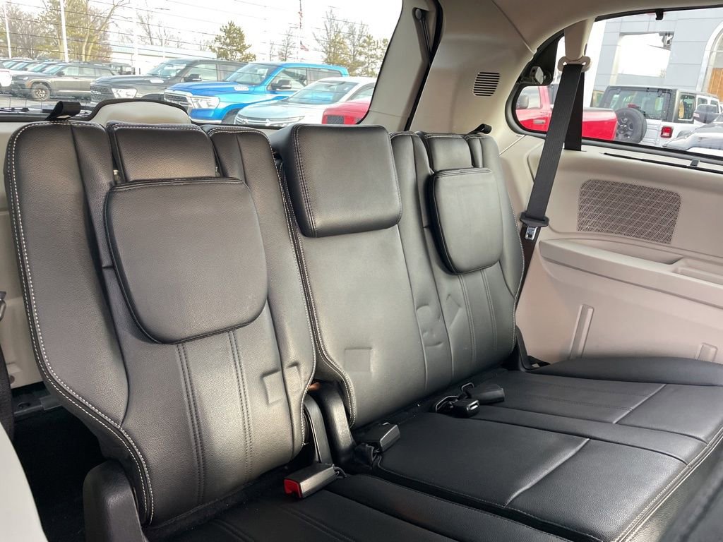 Used 2014 Chrysler Town & Country Touring image 32