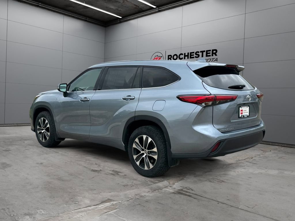 Used 2021 Toyota Highlander XLE AWD/4WD image 3