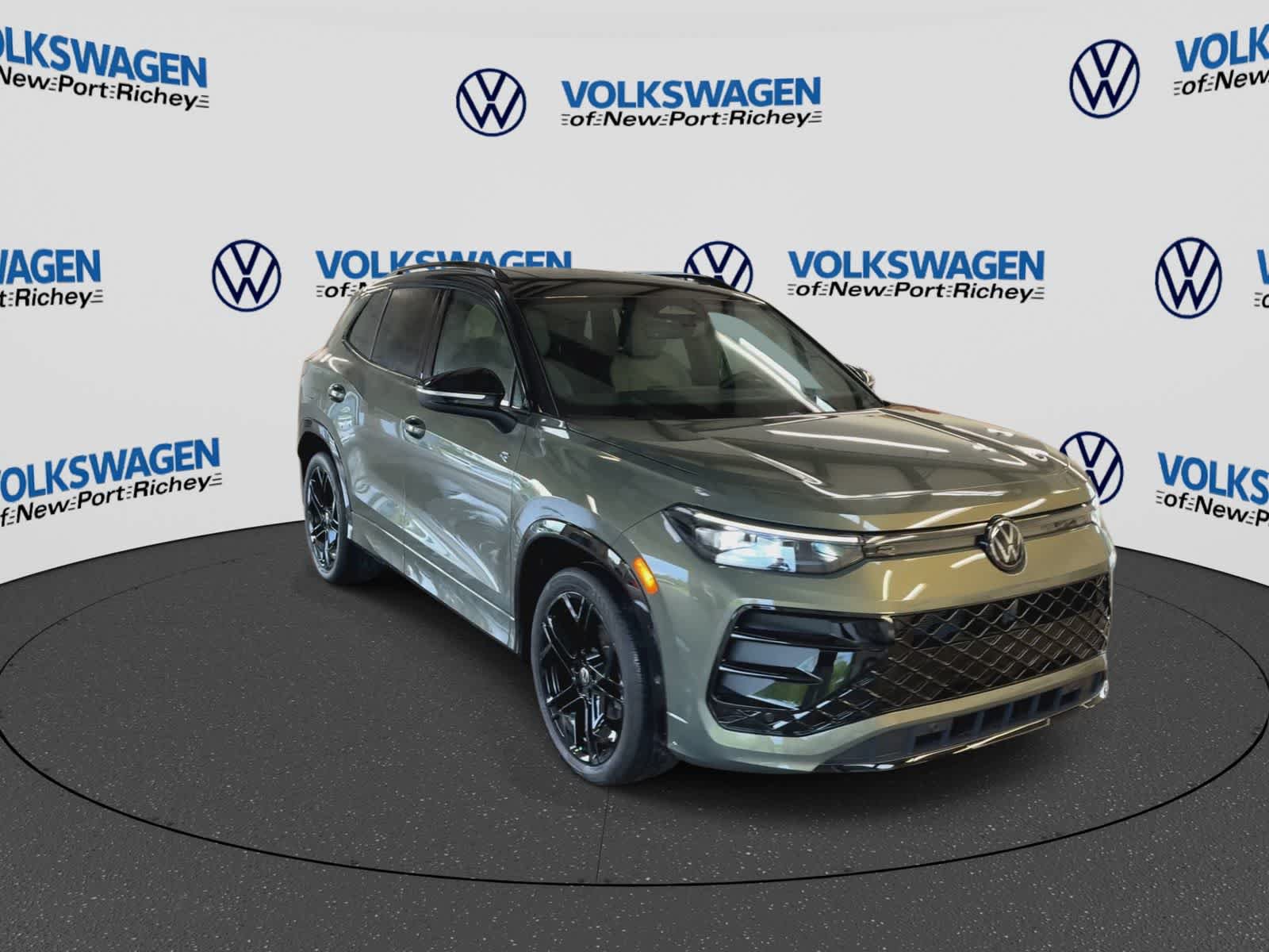 New 2026 Volkswagen Tiguan SE R-Line FWD image 2