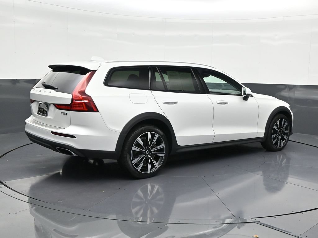 Certified 2022 Volvo V60 T5 Cross Country w/ Climate Package image 6