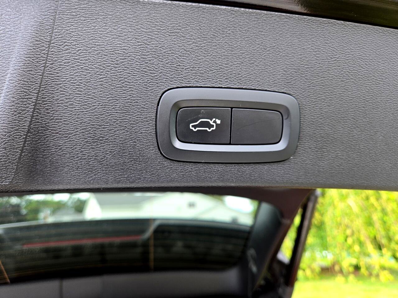 Used 2021 Volvo XC40 T4 Momentum image 9